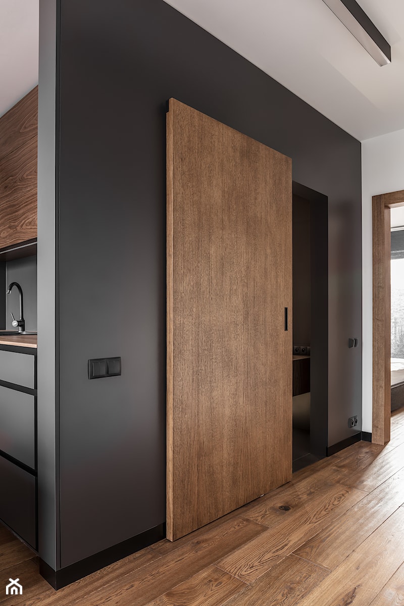 Mieszkanie dla mężczyzny - Mały czarny hol / przedpokój, styl nowoczesny - zdjęcie od zonaarchitekci