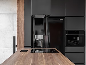 Mieszkanie dla mężczyzny - Mała otwarta czarna szara z zabudowaną lodówką kuchnia jednorzędowa z wyspą lub półwyspem, styl nowoczesny - zdjęcie od zonaarchitekci
