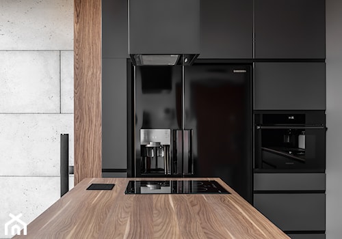 Mieszkanie dla mężczyzny - Mała otwarta czarna szara z zabudowaną lodówką kuchnia jednorzędowa z wyspą lub półwyspem, styl nowoczesny - zdjęcie od zonaarchitekci