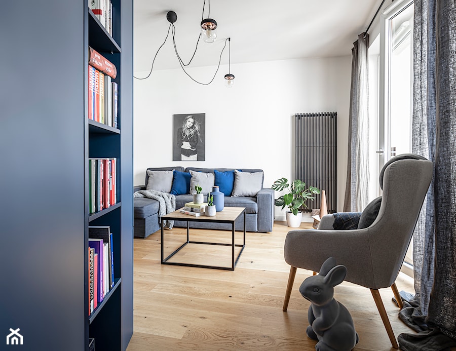 Mieszkanie z kostką Poznań - Średni biały salon, styl nowoczesny - zdjęcie od zonaarchitekci