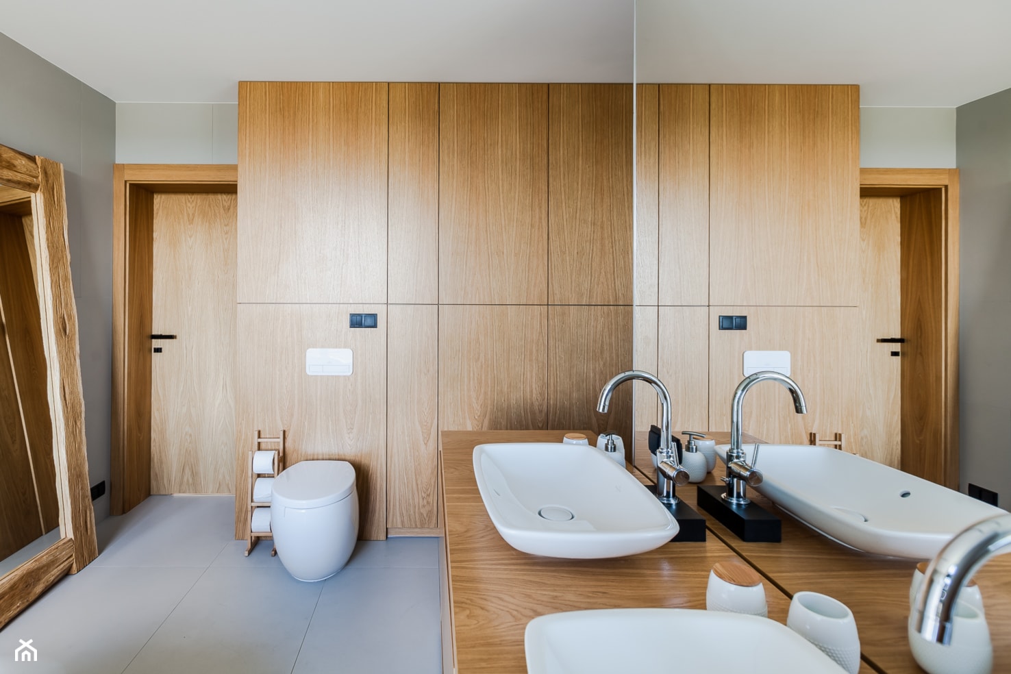 Dom własny - Średnia bez okna z lustrem z dwoma umywalkami łazienka - zdjęcie od zonaarchitekci - Homebook