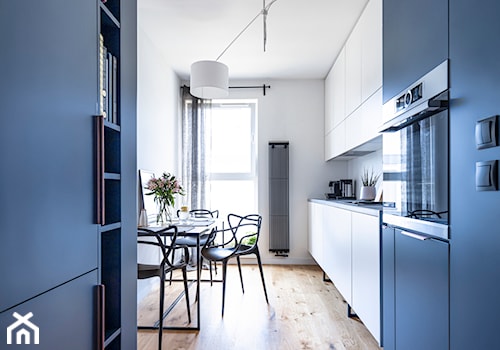 Mieszkanie z kostką Poznań - Średnia otwarta biała z zabudowaną lodówką z nablatowym zlewozmywakiem kuchnia jednorzędowa z oknem, styl minimalistyczny - zdjęcie od zonaarchitekci