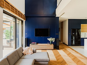 Dom własny - Duży niebieski szary salon - zdjęcie od zonaarchitekci