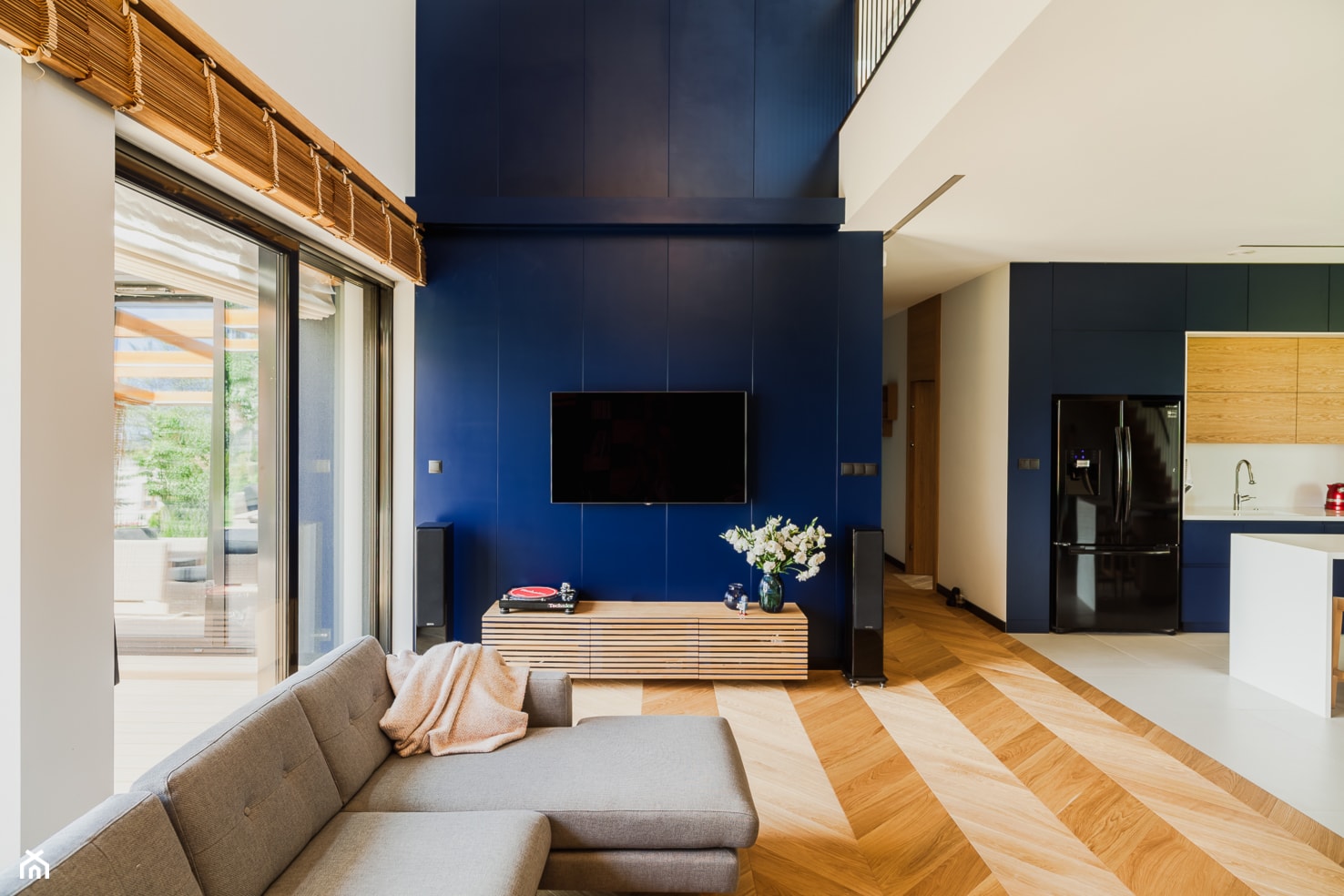 Dom własny - Duży niebieski szary salon - zdjęcie od zonaarchitekci - Homebook