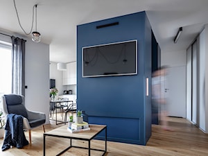 Mieszkanie z kostką Poznań - Duży biały niebieski salon z kuchnią z jadalnią, styl minimalistyczny - zdjęcie od zonaarchitekci