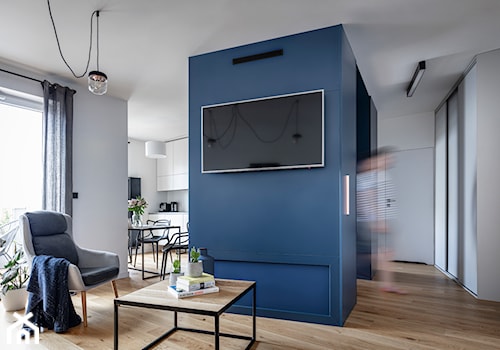 Mieszkanie z kostką Poznań - Duży biały niebieski salon z kuchnią z jadalnią, styl minimalistyczny - zdjęcie od zonaarchitekci
