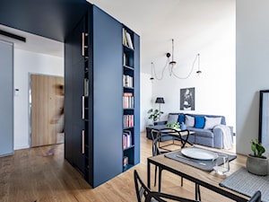 Mieszkanie z kostką Poznań - Średni biały szary salon z jadalnią, styl minimalistyczny - zdjęcie od zonaarchitekci