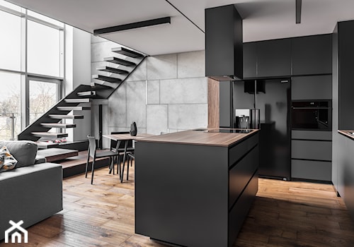 Mieszkanie dla mężczyzny - Biały salon z kuchnią z jadalnią z antresolą, styl nowoczesny - zdjęcie od zonaarchitekci