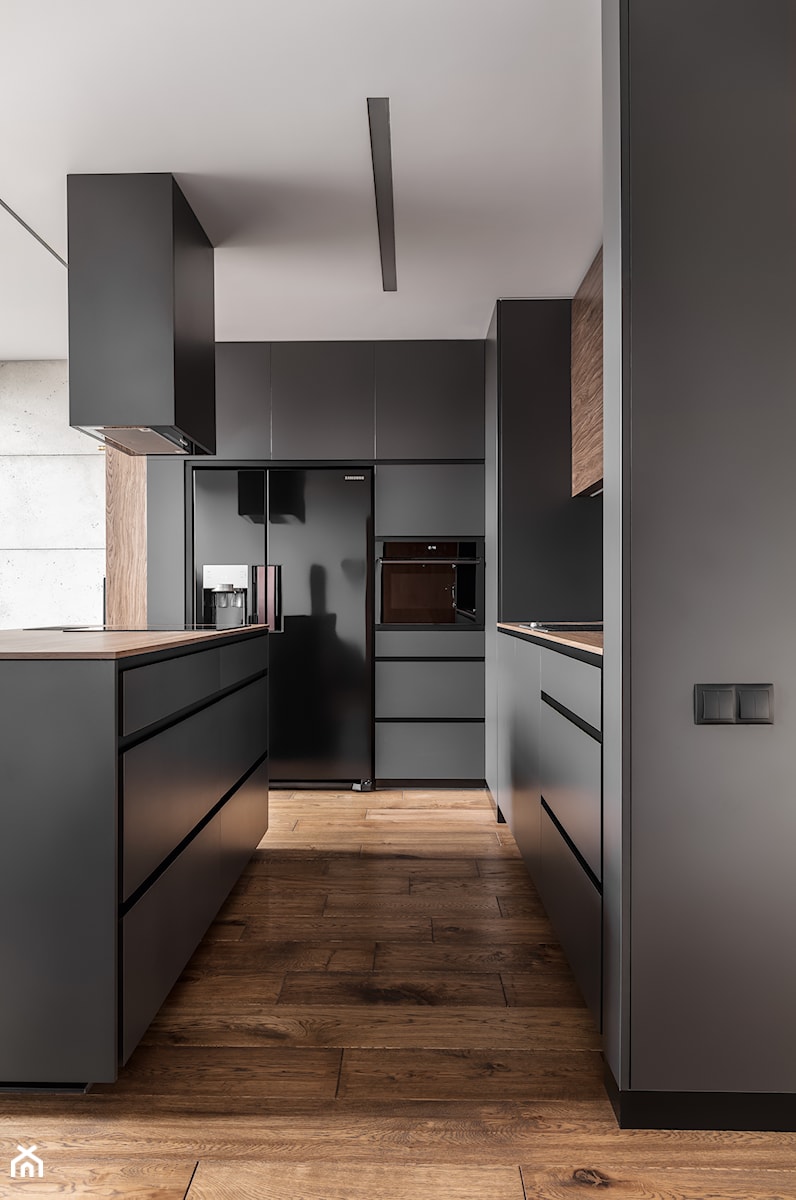 Mieszkanie dla mężczyzny - Duża otwarta czarna z zabudowaną lodówką z nablatowym zlewozmywakiem kuchnia dwurzędowa z wyspą lub półwyspem, styl nowoczesny - zdjęcie od zonaarchitekci