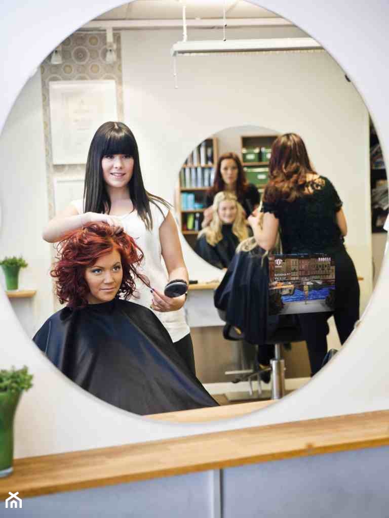 Telewizor w lustrze w salonie fryzjerskim - zdjęcie od Mirror Multimedia - Homebook