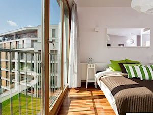Mała biała sypialnia z balkonem / tarasem, styl nowoczesny - zdjęcie od Teresa Switkiewicz Fotografia wnetrz