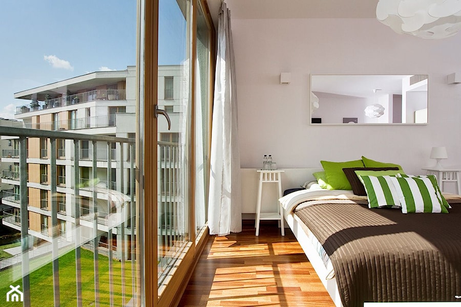 Mała biała sypialnia z balkonem / tarasem, styl nowoczesny - zdjęcie od Teresa Switkiewicz Fotografia wnetrz