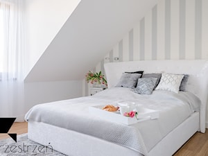I WSZYSTKO JASNE - Mała biała szara sypialnia na poddaszu, styl glamour - zdjęcie od Przestrzen Pracownia architektury wnetrz Krystyna Sabada
