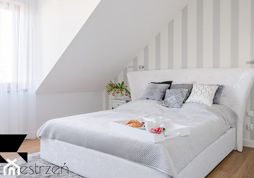 I WSZYSTKO JASNE - Mała biała szara sypialnia na poddaszu, styl glamour - zdjęcie od Przestrzen Pracownia architektury wnetrz Krystyna Sabada