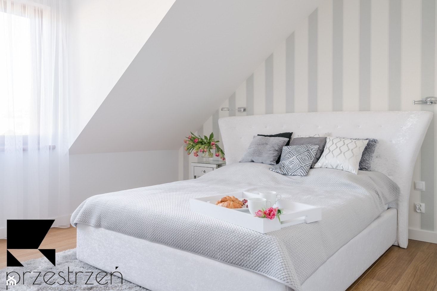 I WSZYSTKO JASNE - Mała biała szara sypialnia na poddaszu, styl glamour - zdjęcie od Przestrzen Pracownia architektury wnetrz Krystyna Sabada - Homebook