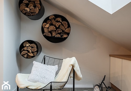 W OBJĘCIACH KLIMATU - Mały biały szary salon, styl rustykalny - zdjęcie od Przestrzen Pracownia architektury wnetrz Krystyna Sabada