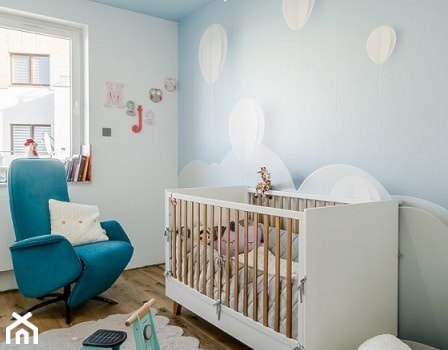 LOFTOVE LOVE - Mały biały niebieski pokój dziecka dla dziecka dla chłopca, styl nowoczesny - zdjęcie od Przestrzen Pracownia architektury wnetrz Krystyna Sabada
