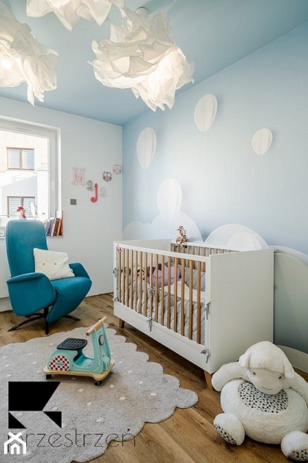 LOFTOVE LOVE - Mały biały niebieski pokój dziecka dla dziecka dla chłopca, styl nowoczesny - zdjęcie od Przestrzen Pracownia architektury wnetrz Krystyna Sabada