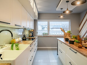 W OBJĘCIACH KLIMATU - Średnia biała szara zielona z zabudowaną lodówką z nablatowym zlewozmywakiem kuchnia dwurzędowa z wyspą lub półwyspem z oknem, styl skandynawski - zdjęcie od Przestrzen Pracownia architektury wnetrz Krystyna Sabada