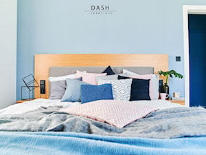 Mieszkanie na warszawskich Bielanach - Mała biała niebieska sypialnia, styl nowoczesny - zdjęcie od Dash Interiors