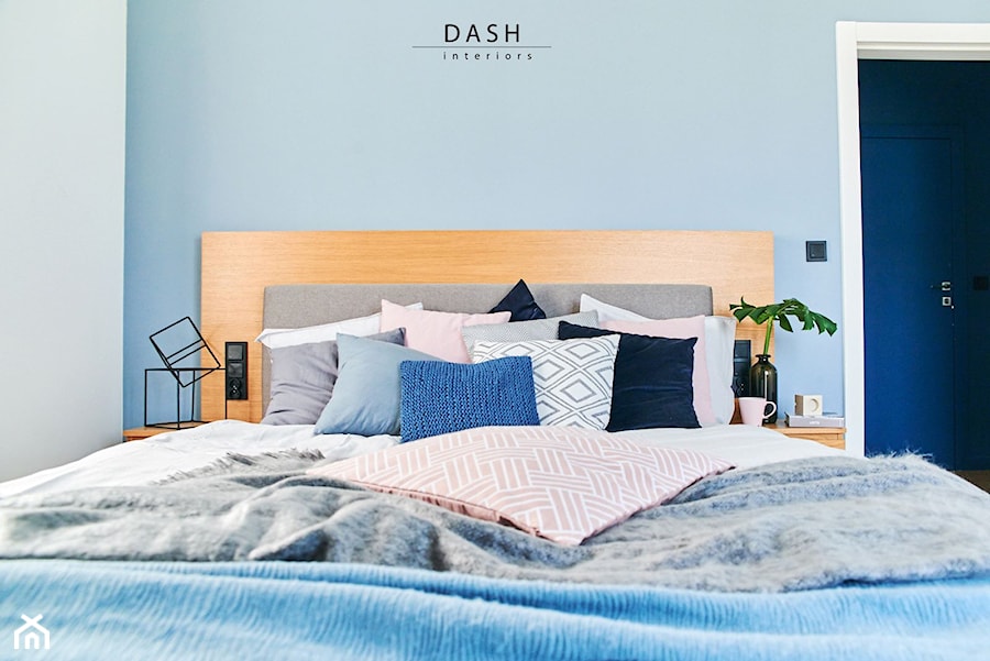 Mieszkanie na warszawskich Bielanach - Mała biała niebieska sypialnia, styl nowoczesny - zdjęcie od Dash Interiors