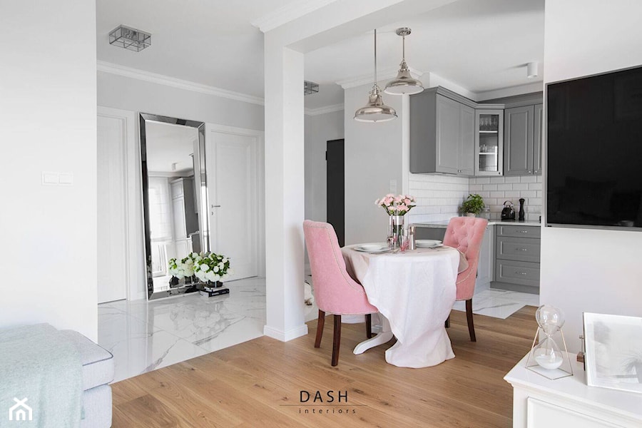 Mieszkanie w Radomiu - Mała otwarta z salonem biała kuchnia w kształcie litery l, styl tradycyjny - zdjęcie od Dash Interiors