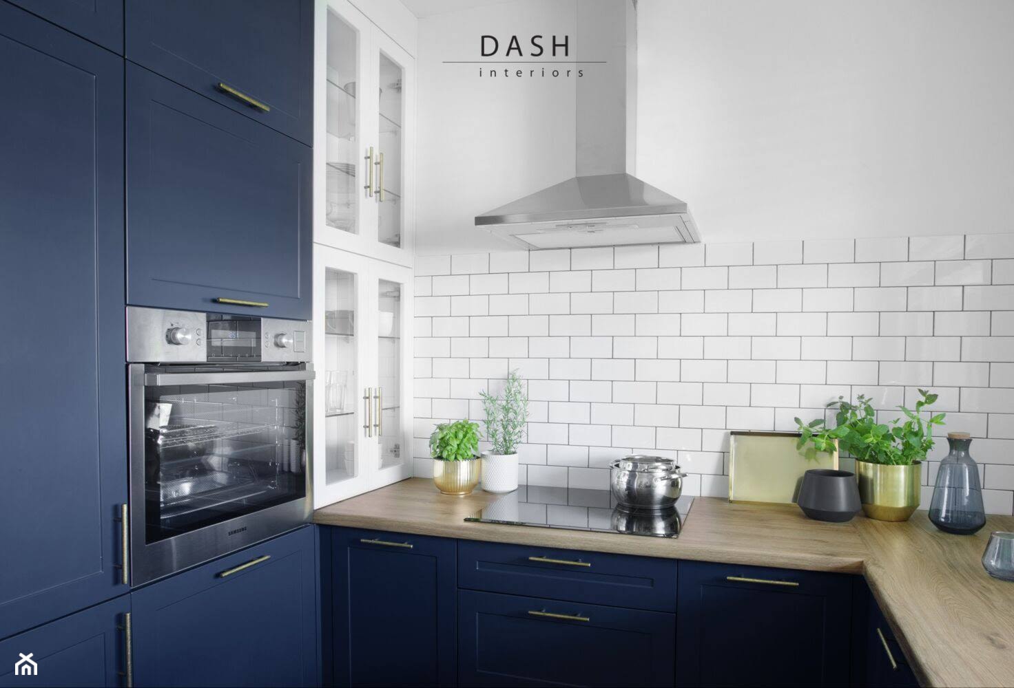 Mieszkanie na warszawskiej Saskiej Kępie - Mała otwarta z salonem biała z zabudowaną lodówką kuchnia w kształcie litery u, styl skandynawski - zdjęcie od Dash Interiors - Homebook
