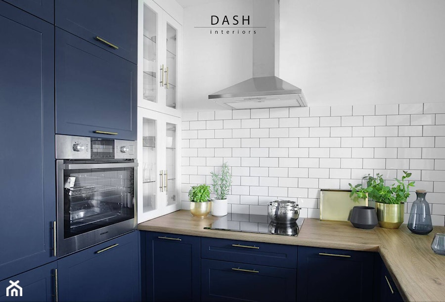 Mieszkanie na warszawskiej Saskiej Kępie - Mała otwarta z salonem biała z zabudowaną lodówką kuchnia w kształcie litery u, styl skandynawski - zdjęcie od Dash Interiors
