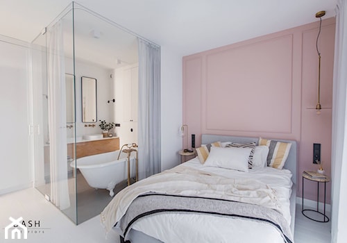 Mieszkanie na warszawskim Żoliborzu - Średnia biała różowa sypialnia z łazienką, styl skandynawski - zdjęcie od Dash Interiors