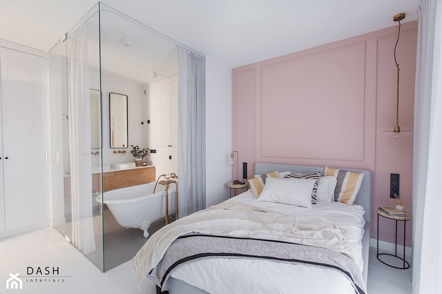 Mieszkanie na warszawskim Żoliborzu - Średnia biała różowa sypialnia z łazienką, styl skandynawski - zdjęcie od Dash Interiors