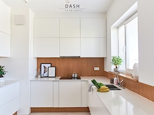 Mieszkanie na warszawskich Bielanach - Średnia zamknięta z kamiennym blatem biała z zabudowaną lodówką z nablatowym zlewozmywakiem kuchnia w kształcie litery u z oknem, styl nowoczesny - zdjęcie od Dash Interiors