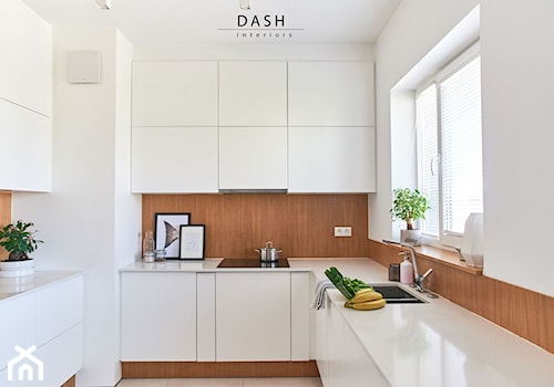 Mieszkanie na warszawskich Bielanach - Średnia zamknięta z kamiennym blatem biała z zabudowaną lodówką z nablatowym zlewozmywakiem kuchnia w kształcie litery u z oknem, styl nowoczesny - zdjęcie od Dash Interiors