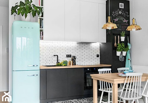 Mieszkanie na Wilanowie - Mała otwarta szara z zabudowaną lodówką z nablatowym zlewozmywakiem kuchnia jednorzędowa, styl skandynawski - zdjęcie od Dash Interiors