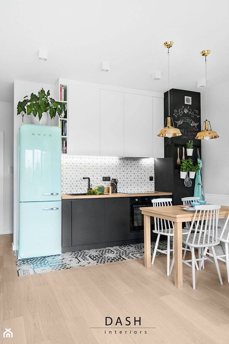 Mieszkanie na Wilanowie - Mała otwarta szara z zabudowaną lodówką z nablatowym zlewozmywakiem kuchnia jednorzędowa, styl skandynawski - zdjęcie od Dash Interiors