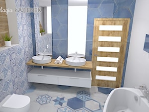 Niebieska łazienka na poddaszu - zdjęcie od Magia Łazienek
