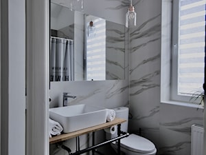 Mieszkanie pod wynajem krótkoterminowy - Mała z lustrem łazienka z oknem - zdjęcie od Kinga Filek Intenement