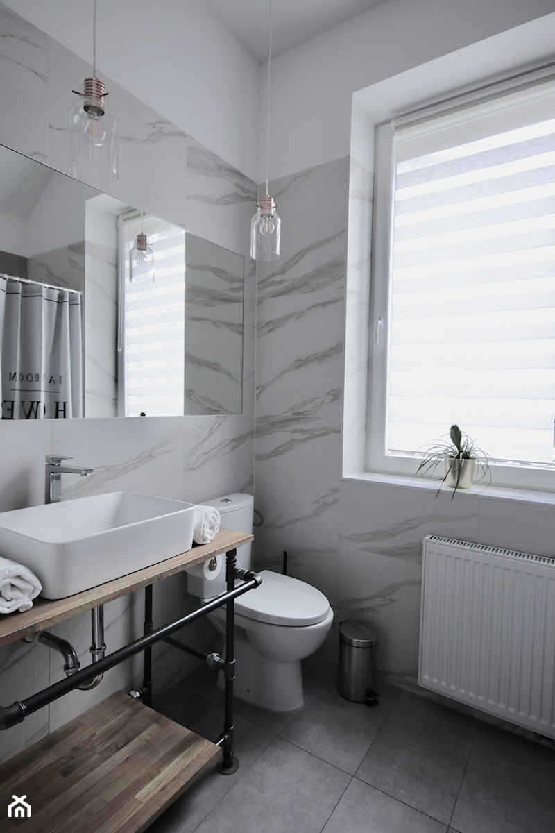 Mieszkanie pod wynajem krótkoterminowy - Średnia z lustrem łazienka z oknem - zdjęcie od Kinga Filek Intenement