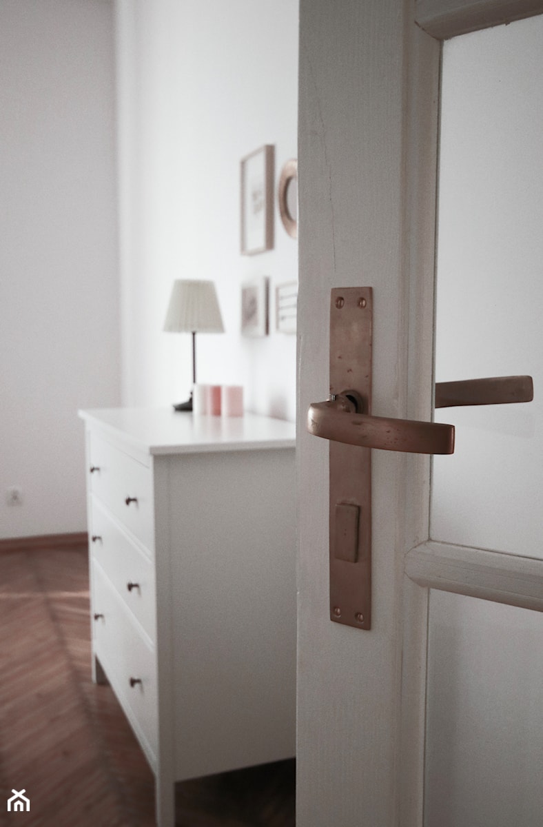 Sypialnia millennial pink - Mała biała sypialnia, styl minimalistyczny - zdjęcie od Kinga Filek Intenement
