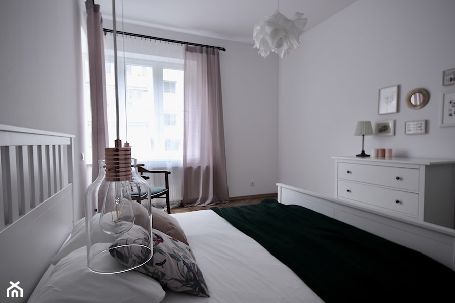 Mieszkanie pod wynajem krótkoterminowy - Średnia biała sypialnia - zdjęcie od Kinga Filek Intenement