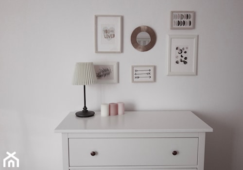 Sypialnia millennial pink - Mała biała sypialnia, styl minimalistyczny - zdjęcie od Kinga Filek Intenement