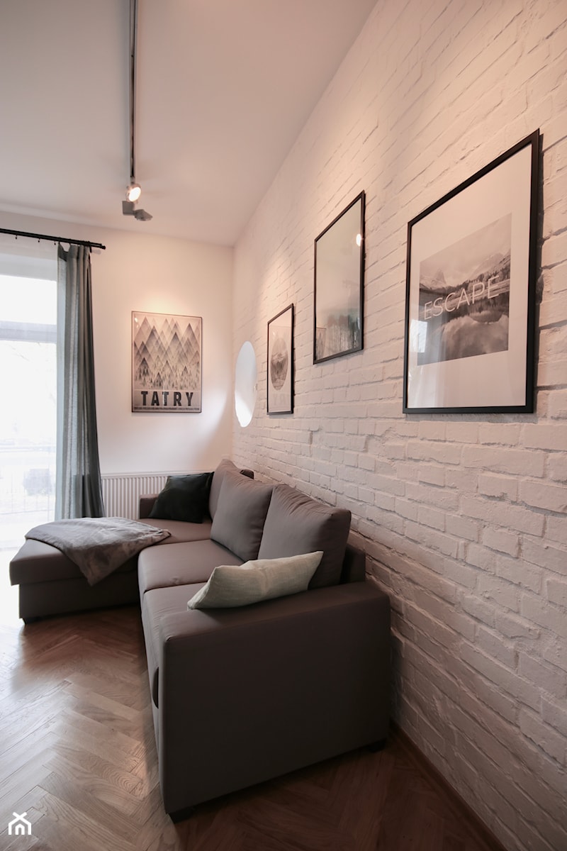 Mieszkanie pod wynajem krótkoterminowy - Mały szary salon - zdjęcie od Kinga Filek Intenement