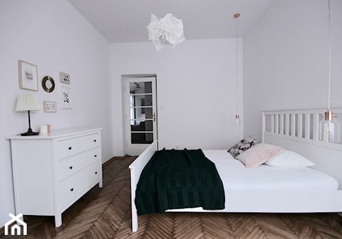 Mieszkanie pod wynajem krótkoterminowy - Średnia biała sypialnia - zdjęcie od Kinga Filek Intenement