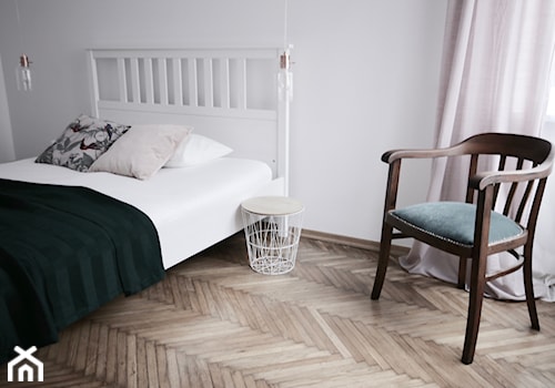 Sypialnia millennial pink - Średnia biała sypialnia, styl minimalistyczny - zdjęcie od Kinga Filek Intenement