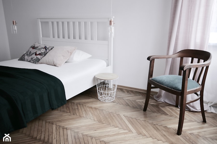 Sypialnia millennial pink - Średnia biała sypialnia, styl minimalistyczny - zdjęcie od Kinga Filek Intenement