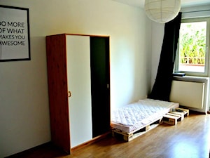 pokój dwuosobowy po metamorfozie - dwa łóżka z palet, dwa biurka, dwie pojemne stare szafy w stylistyce black&white - zdjęcie od codimama