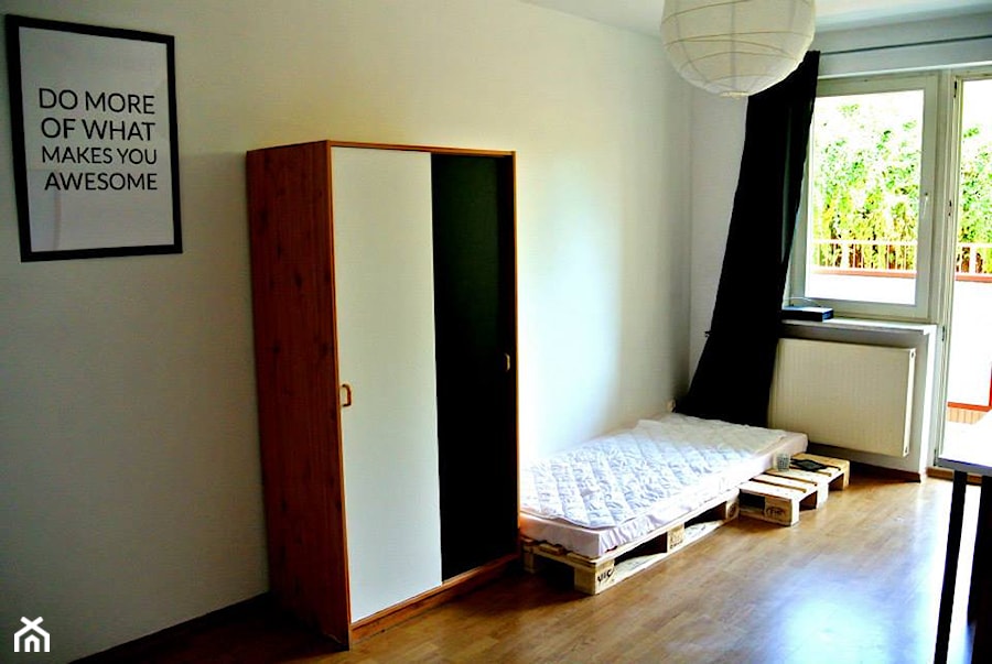 pokój dwuosobowy po metamorfozie - dwa łóżka z palet, dwa biurka, dwie pojemne stare szafy w stylistyce black&white - zdjęcie od codimama