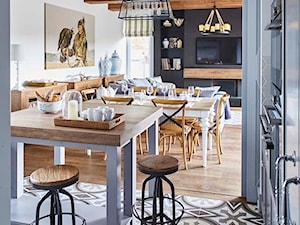 Dom na Mazurach - Średnia biała czarna jadalnia w salonie w kuchni, styl rustykalny - zdjęcie od bbhome.pl