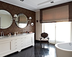 Dom w Wilanowie w nowej odsłonie - Średnia z dwoma umywalkami łazienka z oknem, styl glamour - zdjęcie od bbhome.pl - Homebook