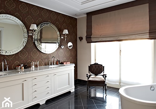 Dom w Wilanowie w nowej odsłonie - Średnia z dwoma umywalkami łazienka z oknem, styl glamour - zdjęcie od bbhome.pl