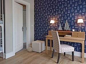 Dom na Mazurach - Średni beżowy niebieski pokój dziecka dla dziecka dla chłopca dla rodzeństwa, styl glamour - zdjęcie od bbhome.pl